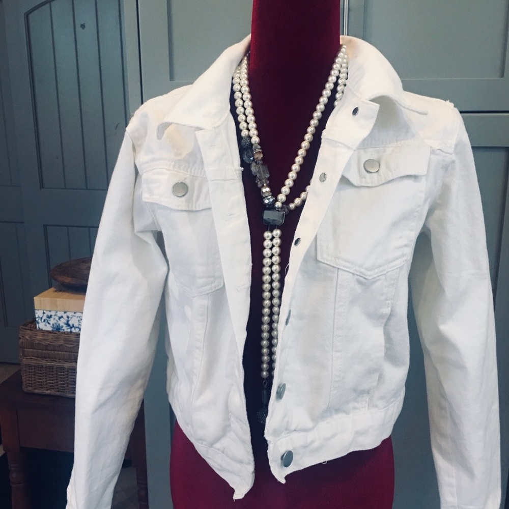 NWOT Boxy white denim cropped jacket